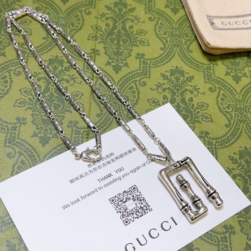 G*u*i necklaces